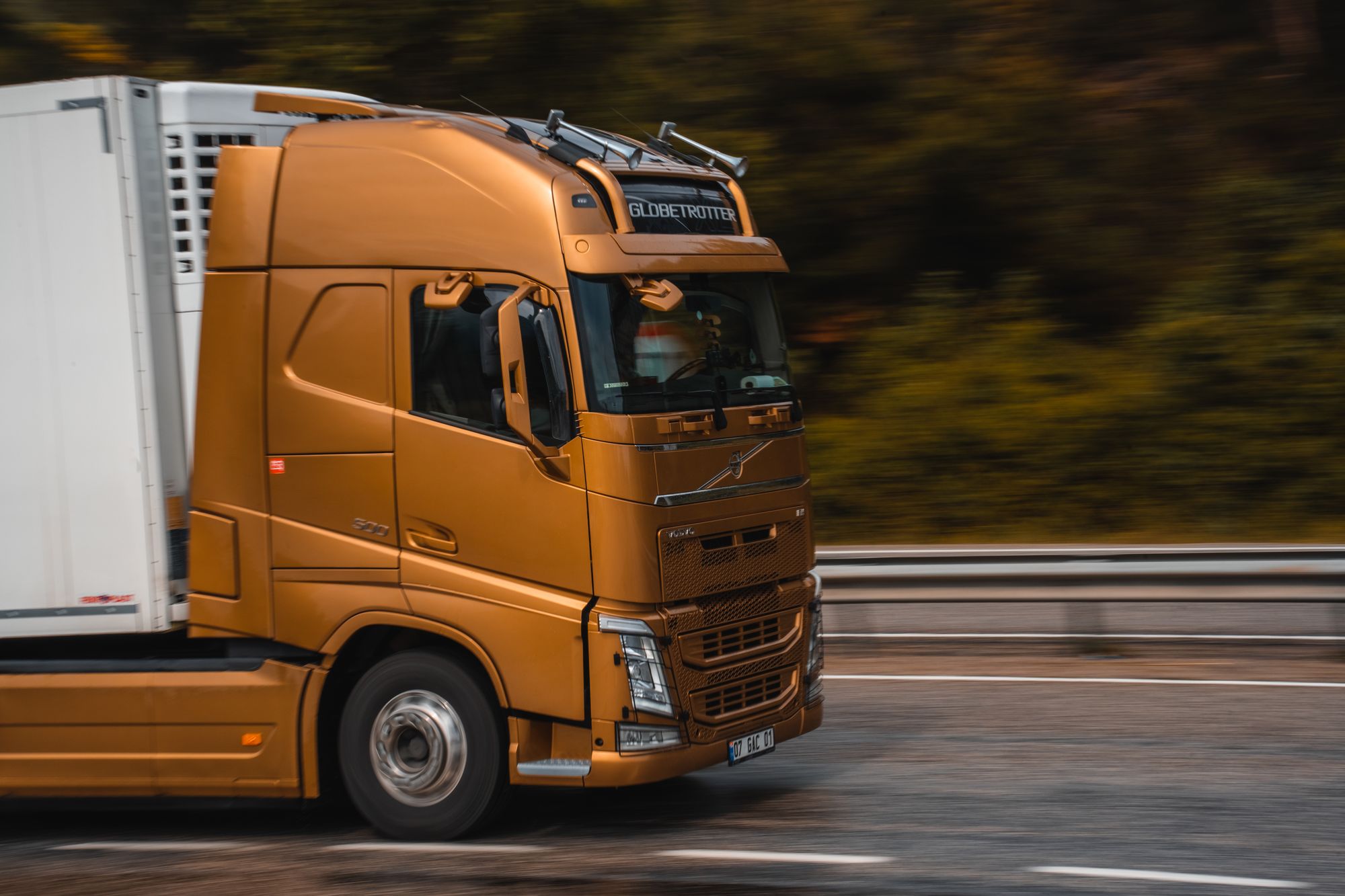 LKW der CLS im Fernverkehr auf der Autobahn